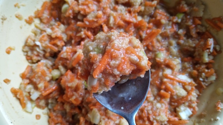 家常菜~胡萝卜丸子,用勺大概半勺面糊。