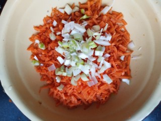 家常菜~胡萝卜丸子,葱段切成葱花放入胡萝卜丁中。