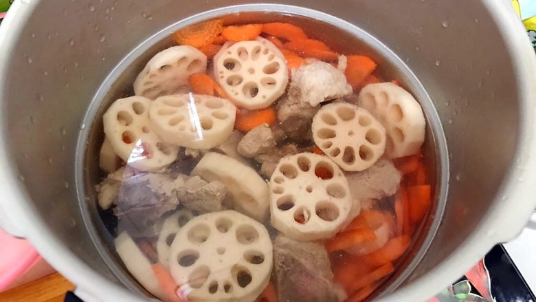 食膳の暖冬系列～胡萝卜莲藕排骨汤,加入适量清水，水量为锅体的二分之一