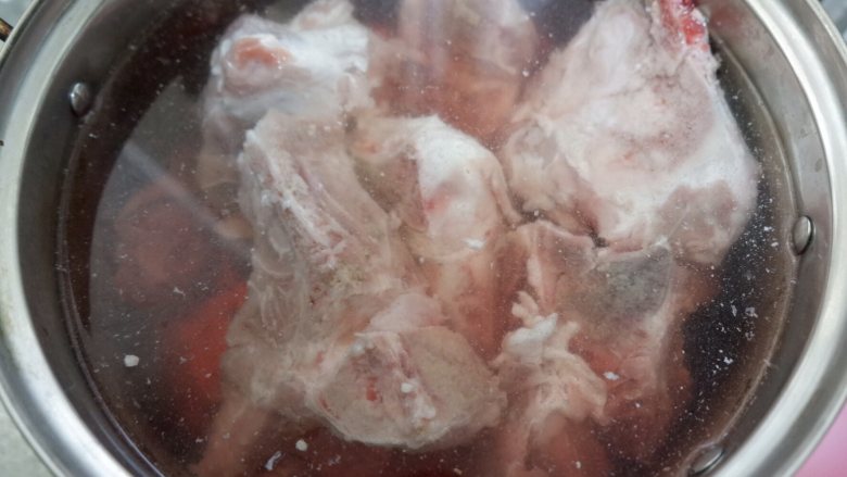 花菇虫草花猪骨汤,排骨放水中浸泡1个小时左右，泡去血水洗净。