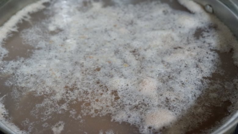 花菇虫草花猪骨汤,锅中烧开水将排骨焯水。煮出浮沫