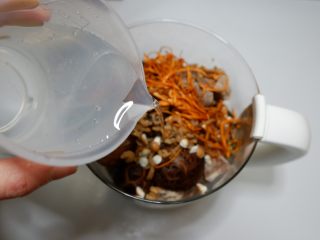 花菇虫草花猪骨汤,倒入能没过食材的清水。