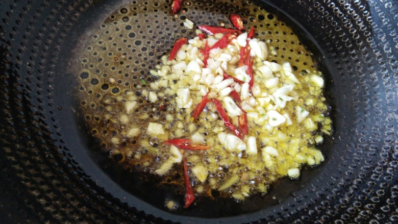 大鱼大肉吃的腻来盘开胃爽口的酸辣白菜,油热倒入姜蒜干辣椒爆香。