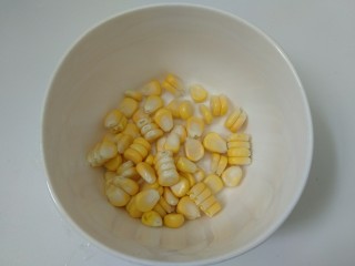 翠竹报春咖喱饭,将新鲜玉米剥出玉米粒。
