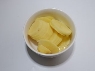 土豆泥青瓜卷,切成薄片放入可以微波的容器。