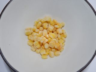 土豆泥青瓜卷,玉米粒取出。