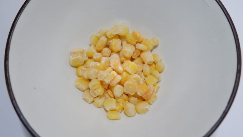 土豆泥青瓜卷,玉米粒取出。