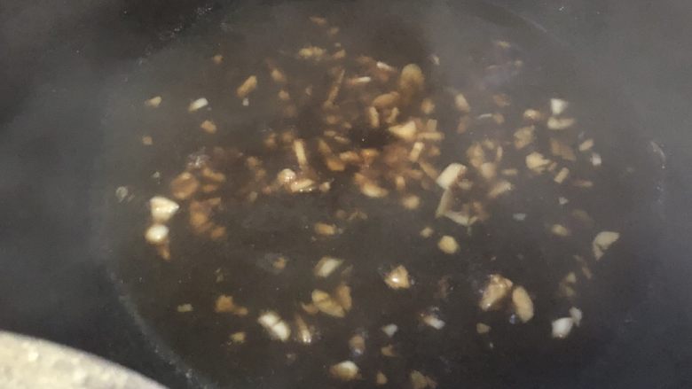 蛋丝虾米拌菠菜,搅匀碗汁，倒入锅中，边烧边搅至浓稠关火