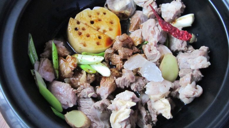 好吃营养——砂锅炖羊肉,倒入碗汁
