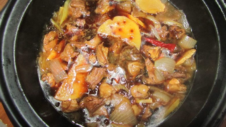 好吃营养——砂锅炖羊肉,记得中途要适当翻炒，以便入味更均匀
