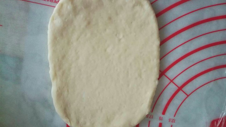 奶香糯米排包,把醒发好的面团擀成椭圆形状。