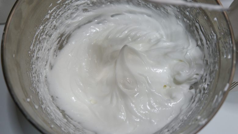 奥利奥咸奶油纸杯蛋糕,分3次加入细砂糖，用电动打蛋器打发蛋白，打至蛋白完全硬挺的干性发泡阶段。像图中这样能拉起挺立的小尖角。