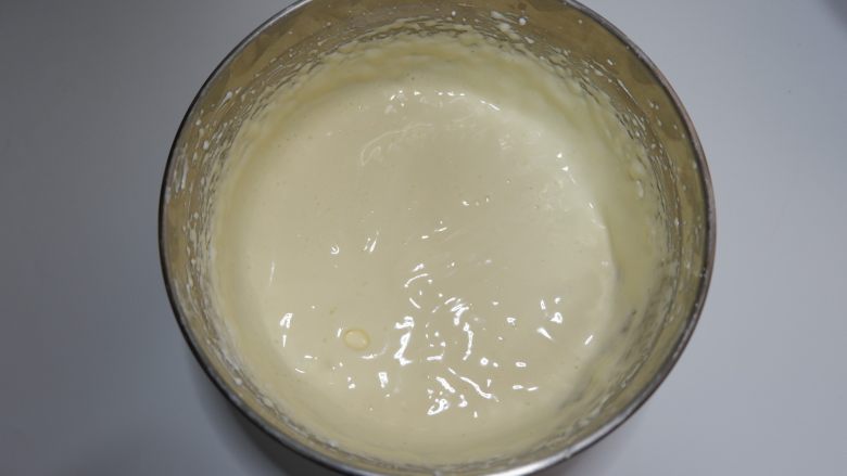 奥利奥咸奶油纸杯蛋糕,用电动打蛋器继续打发2分钟左右，至蛋液滴落时的纹理能够保持10秒以上的状态。