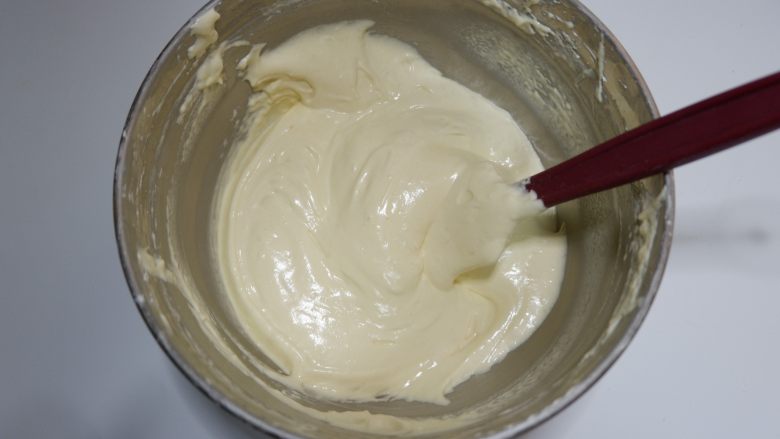 奥利奥咸奶油纸杯蛋糕,用刮刀兜底刮盆边，就像图中这样，翻拌至看不到干粉的状态即可。