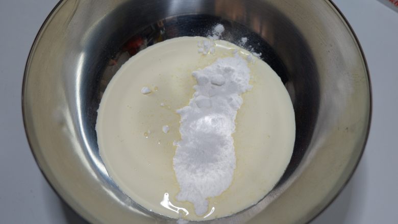 奥利奥咸奶油纸杯蛋糕,加入糖粉和细盐。