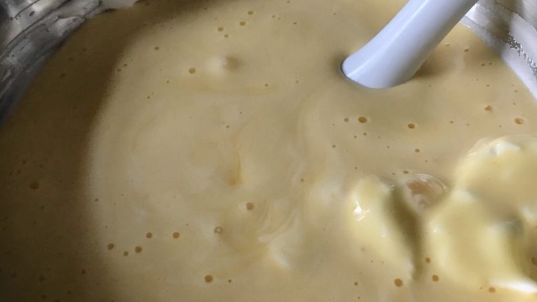 古早味肉松蛋糕卷,把混合好的蛋黄糊倒入剩下的蛋白盆里。