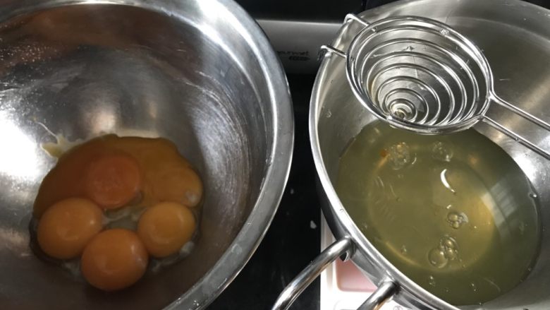 古早味肉松蛋糕卷,蛋白蛋黄分别打在两个不同打蛋盆里。