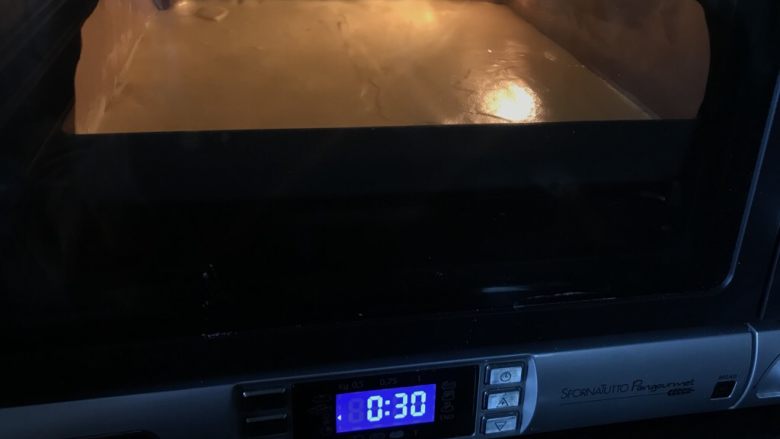 古早味肉松蛋糕卷,烤箱预热170度，烤制14分钟之后，调到150度烤完全程。（也可160度30分钟，根据洗净烤箱脾气适当调整）