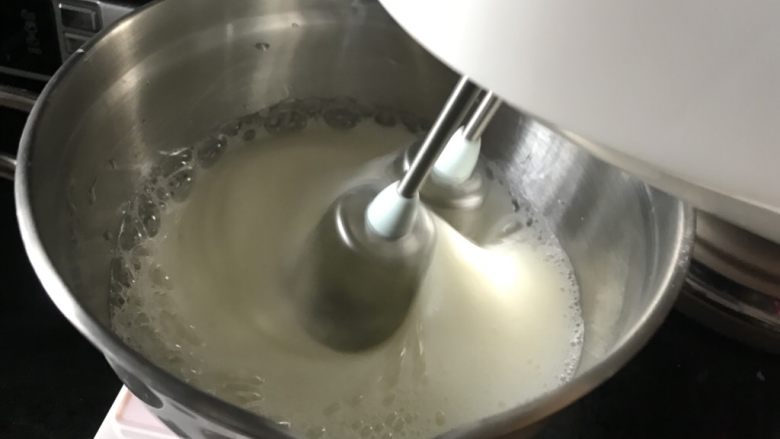 古早味肉松蛋糕卷,打蛋器高速搅拌至白糖溶化。