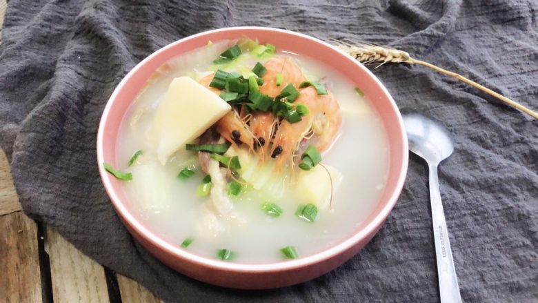 咸肉蔬菜乱炖砂锅,盛到碗里，也可以直接把砂锅端上桌，砂锅保温性能好，特别适合寒冷的冬天。