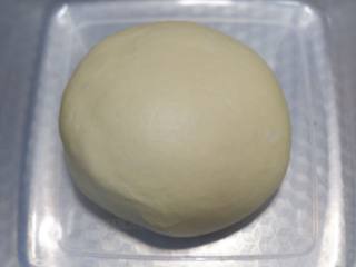 奶油奶酪吐司,揉好的面团滚圆，放入容器盖上保鲜膜。25-28温度下发酵至2-2.5倍大
