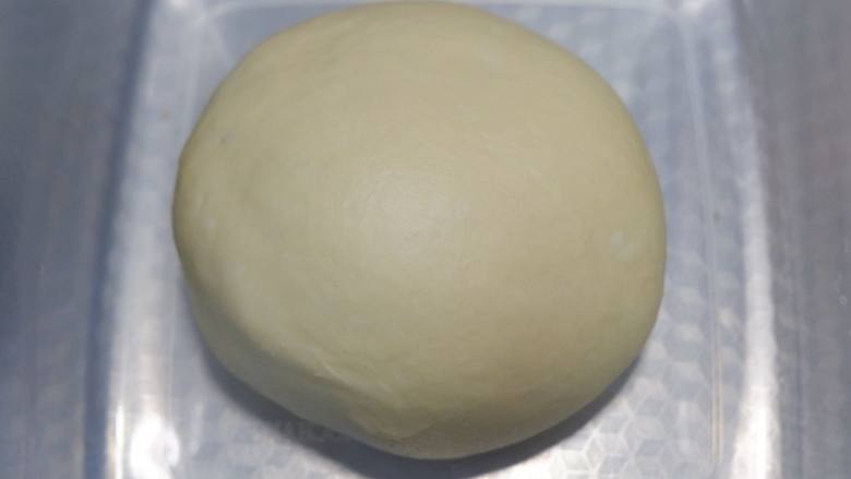 奶油奶酪吐司,揉好的面团滚圆，放入容器盖上保鲜膜。25-28温度下发酵至2-2.5倍大