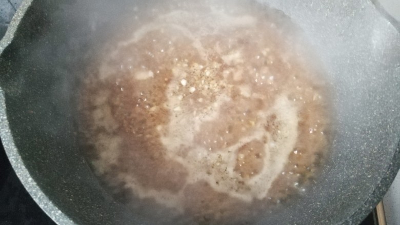 家常白灼油麦菜,再把先前调好的碗汁倒入锅中烧开，煮至浓稠状态后关火