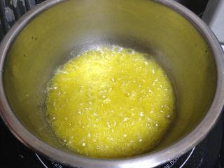 简单、味美――费南雪,将黄油用中小火加热融化（原方是100克黄油）