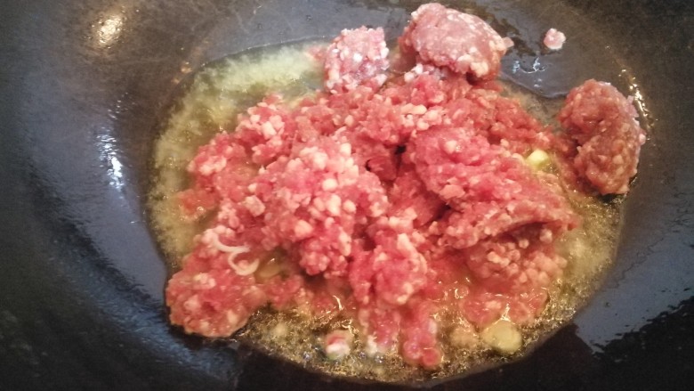 蒜苔牛肉打卤面,锅里添油烧热，放入牛肉馅儿。