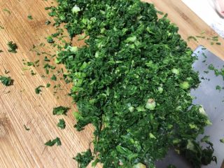 荠菜春卷,用菜刀把荠菜切成碎末备用。