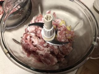 荠菜春卷,腿肉买的时候让老板打成肉丝，到家后清洗干净后放入绞肉机，把姜末和肉放在一起。