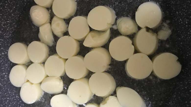 金针菇烧日本豆腐,将日本豆腐放入煎至双面金黄