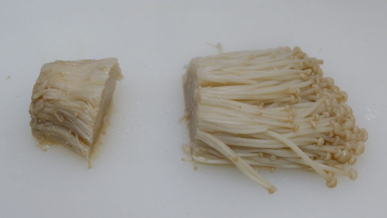 金针菇烧日本豆腐,切去根部备用。