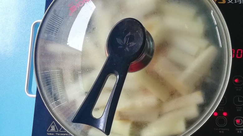 扒皮鱼蒜香肉末茄子煲,加入适量清水，加盖焖3分钟