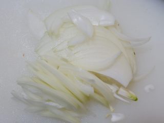 培根蔬菜通心粉,洋葱切碎。