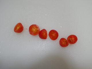 培根蔬菜通心粉,小番茄对半切开。