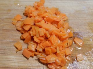 培根蔬菜通心粉,胡萝卜切成粒
