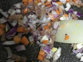 培根蔬菜通心粉,在下入洋葱胡萝卜炒至断生
