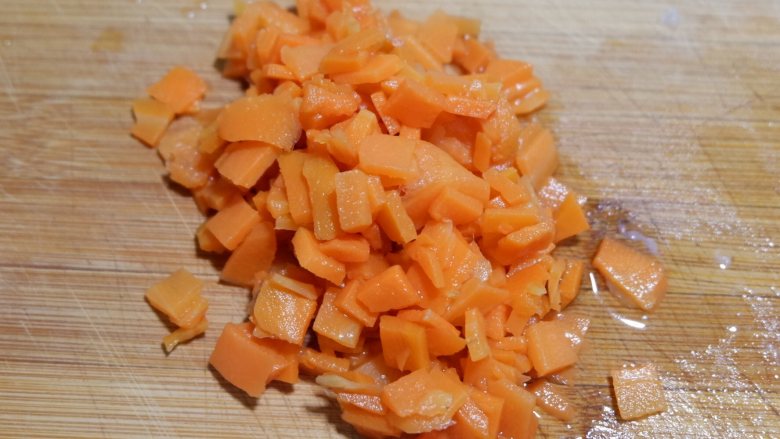 三汁闷锅(黄记煌),胡萝卜切成根土豆一样大小的小粒