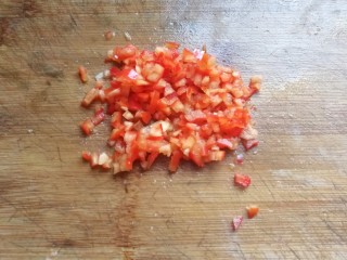 蒜蓉粉丝娃娃菜,将一小段红椒切碎备用