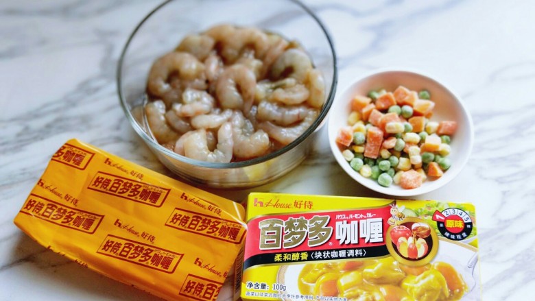 咖喱虾仁盖浇饭,美国杂粮我超市买的袋装的，就是玉米粒，豌豆，胡萝卜丁。