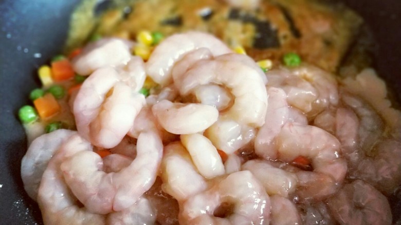 咖喱虾仁盖浇饭,再加入腌制好的虾仁翻炒。