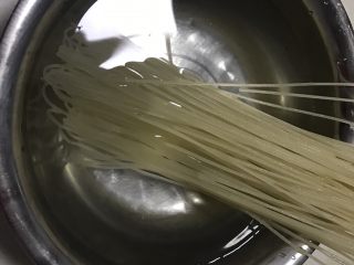 酸豆角肉丁米线,米线稍微清洗之后，放入温水中浸泡15分钟，主要是为了软化米线，时间紧迫的话可以省略；