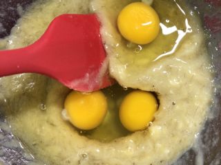 巧克力香蕉麦芬蛋糕 ukoeo风炉制作,打入三个鸡蛋，用工具搅拌均匀