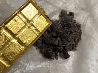 巧克力香蕉麦芬蛋糕 ukoeo风炉制作,我用的这样的巧克力，用擀面杖敲碎了。不要弄的太碎了，这样能吃到巧克力，更好吃。
用巧克力豆也可以的。