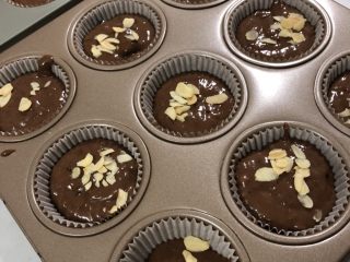 巧克力香蕉麦芬蛋糕 ukoeo风炉制作,撒上一层烤好的扁桃仁片
