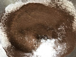 巧克力香蕉麦芬蛋糕 ukoeo风炉制作,三种粉类过筛一遍（泡打粉不需要过筛）搅拌均匀