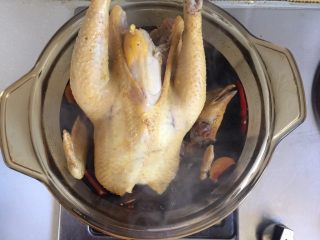 豉油鸡,将鸡放入锅中，不加盖大火烧开煮5-7分钟
