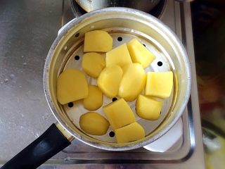 土豆牛肉丸子烩饭,将土豆去皮后，切小块，用清水冲洗后放入蒸锅，大火蒸约15分钟。