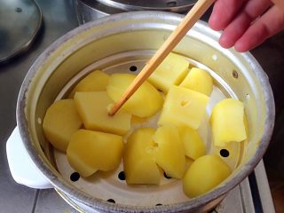 土豆牛肉丸子烩饭,用筷子插入土豆，当很容易插到底时，停火，将土豆取出。